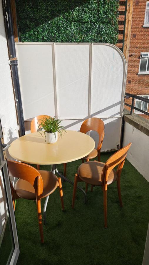 Spacious Two Bedroom Apartment In Battersea, Free Parking Londres Exterior foto